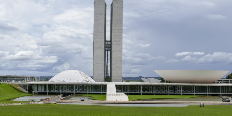 Pesquisa revela que mais de 60% dos eleitores brasileiros têm vergonha do Brasil