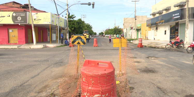 Caern interdita vias nas Barrocas e Planalto para obras na rede de distribuição e esgotamento 