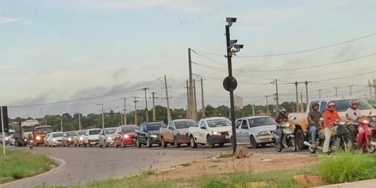 Trânsito em horário de pico na BR 110 atrapalha moradores do Vingt Rosado