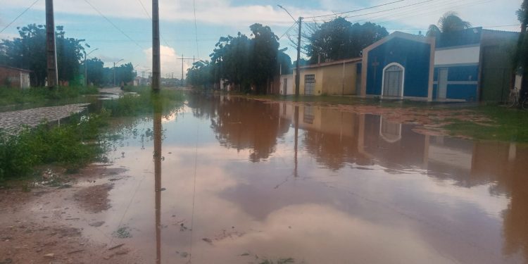 Com as chuvas, Estrada da Raiz sofre alagamentos