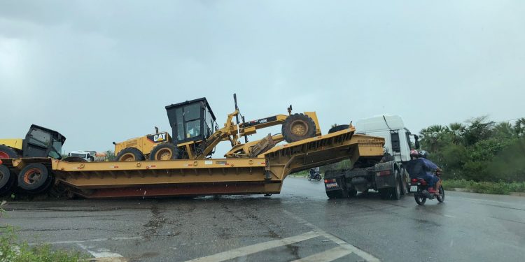 Carreta tomba na BR 304 e bloqueia tráfego no sentido Fortaleza (CE)
