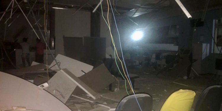 Bandidos explodem agência do Banco do Brasil e incendeiam viatura da PM na cidade de Lajes