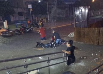 Chuva com vento alaga ruas e derruba àrvores em Pau dos Ferros