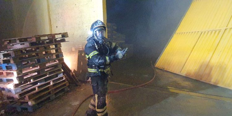 Incêndio de grandes proporções atinge depósito de bebidas na BR-304, em Mossoró