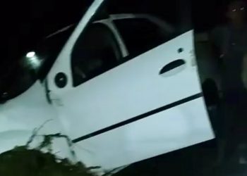 Rompimento de açude arrasta carro e família fica presa na enxurrada