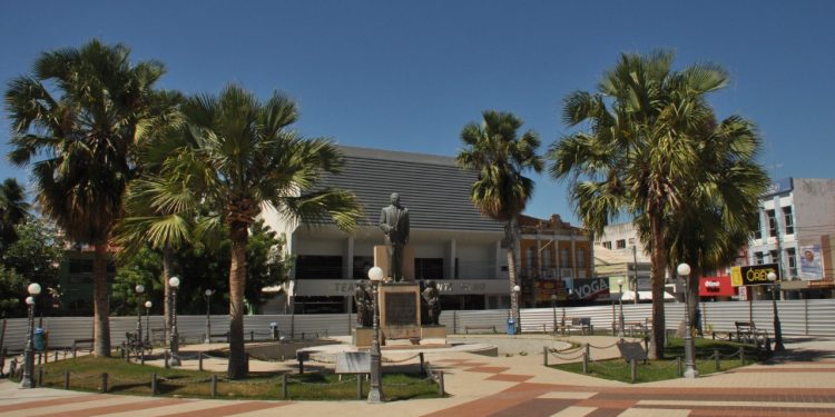 População denuncia sujeira em chafariz da Praça Vigário Antônio Joaquim