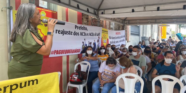 Professores fazem assembleia e votam contra a greve