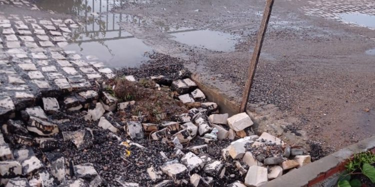 Com as chuvas, calçamento de ponte no Vingt Rosado está cedendo