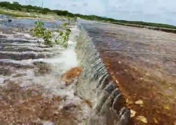 Açude de Beldroega começa a transbordar em Paraú