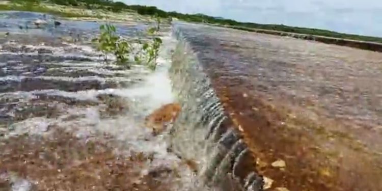 Açude de Beldroega começa a transbordar em Paraú