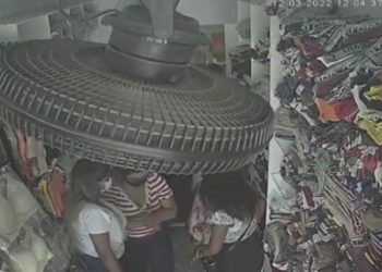 Câmeras de segurança registram mulheres roubando cliente em loja