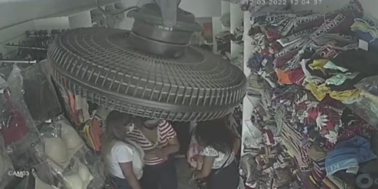 Câmeras de segurança registram mulheres roubando cliente em loja
