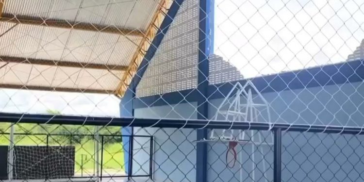 Parte de quadra da Ufersa de Caraúbas construída em 2020 desaba