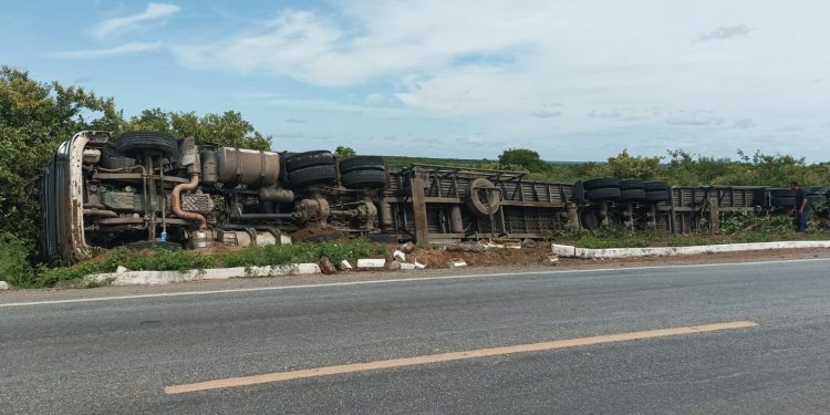 Carreta tomba na BR 304; motorista foi socorrido com escoriações leves
