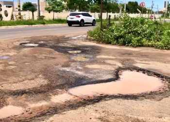 Buracos na Rua Maria de Lourdes Leite dificultam trânsito de veículos