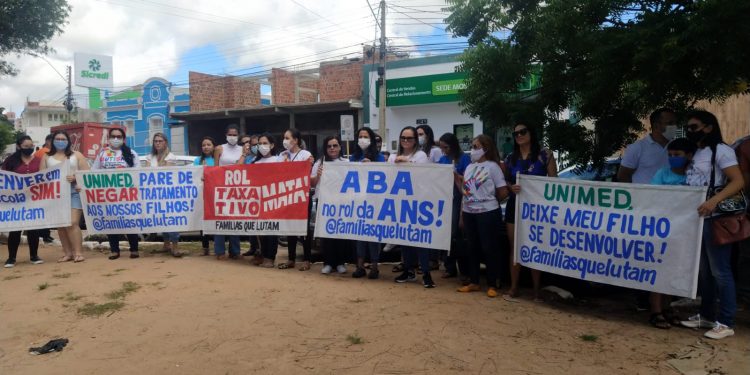 Pais de crianças autistas realizam protesto contra planos de saúde em Mossoró