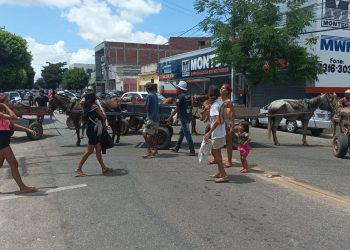 Após corte de energia, moradores de assentamento de Mossoró fecham avenida e pedem ajuda da Prefeitura