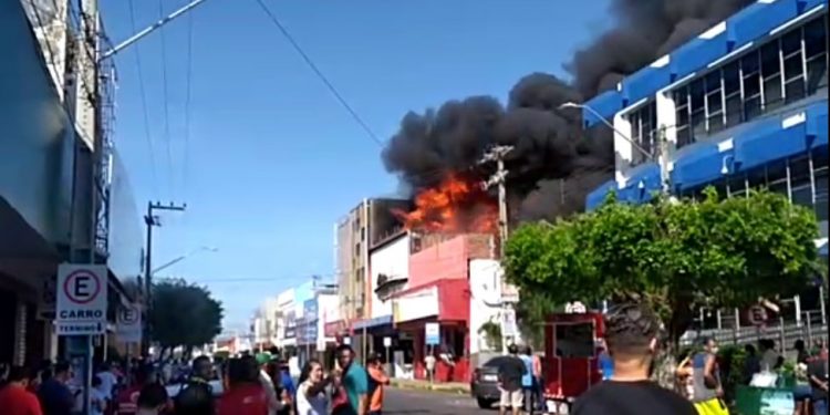 Fogo atinge loja de móveis no Centro de Mossoró