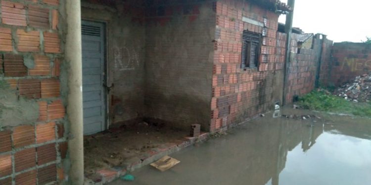 Moradores reclamam de alagamentos no Alto da Pelonha