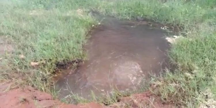 Imagens mostram desperdício de água no bairro Costa e Silva