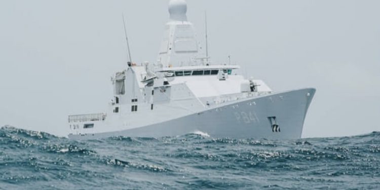 Marinha resgata barco à deriva com bandeira da Suíça no litoral potiguar