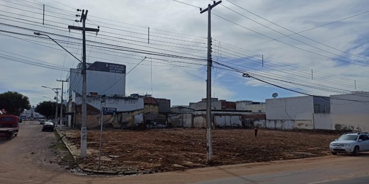 Imóvel demolido na Avenida Rio Branco estava na lista do MP para estudo de tombamento