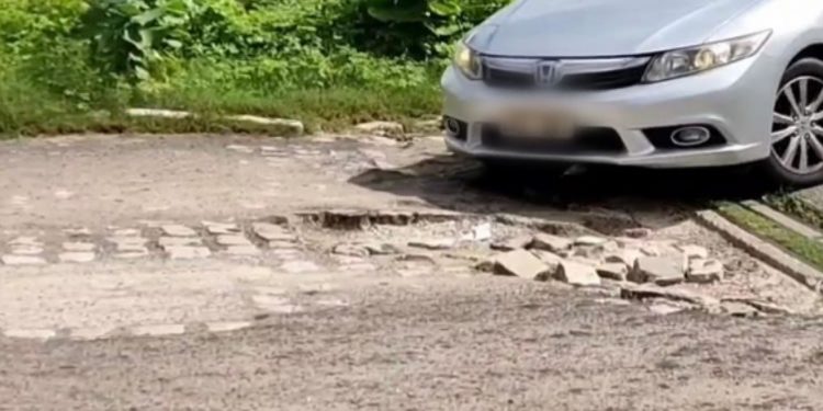 Buracos em rua movimentada no bairro Nova Betânia em Mossoró prejudicam trânsito