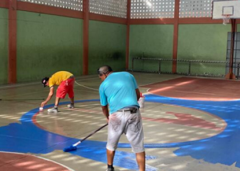 Associação revitaliza quadra para treinos de basquete