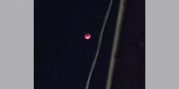 Mossoroenses registram eclipse da lua de sangue