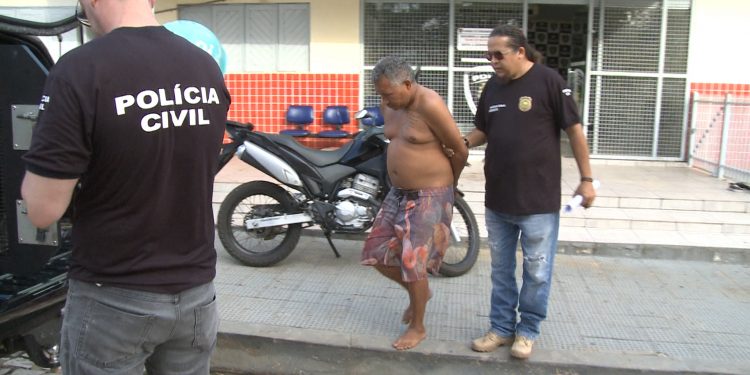 Homem é preso após ameaçar esposa com faca