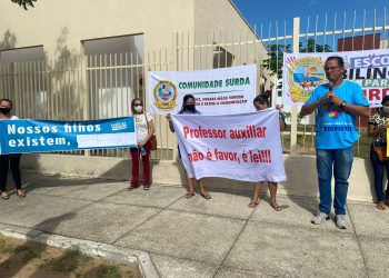 Pais de crianças autistas realizam protesto e pedem por auxiliares nas escolas