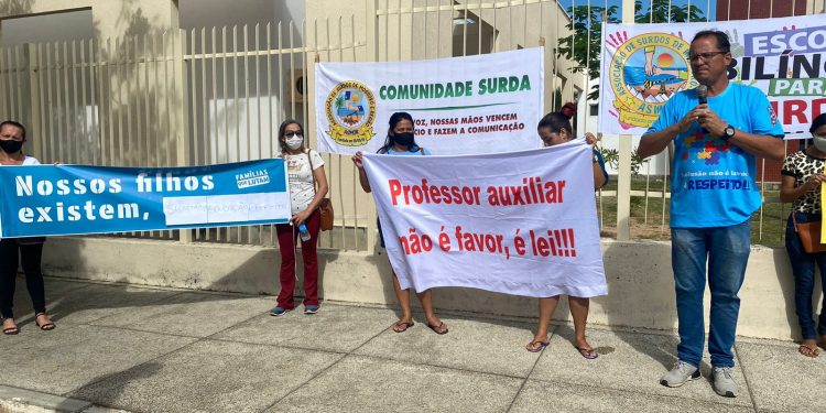 Pais de crianças autistas realizam protesto e pedem por auxiliares nas escolas