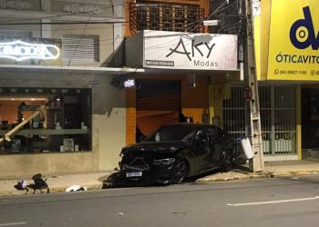 Carro de luxo colide com veículos e destrói porta de loja no Centro de Mossoró
