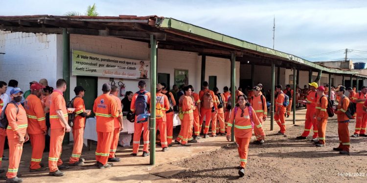 Dia do gari é celebrado com café da manhã especial