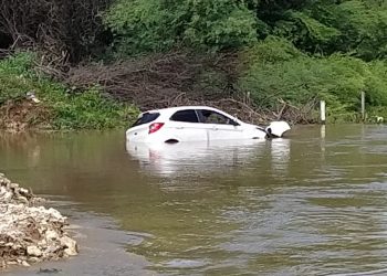 Carro arrastado pela chuva é retirado do Rio Mossoró