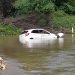 Carro arrastado pela chuva é retirado do Rio Mossoró