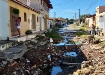 Erosão em rua compromete casas em bairro de Mossoró