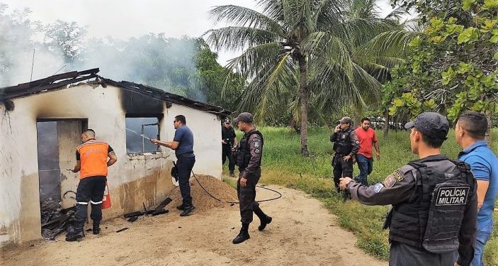 Foragido morre carbonizado após atear fogo na própria casa por não aceitar usar tornozeleira eletrônica