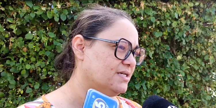 Mãe fala que adolescentes desapareceram na volta da escola