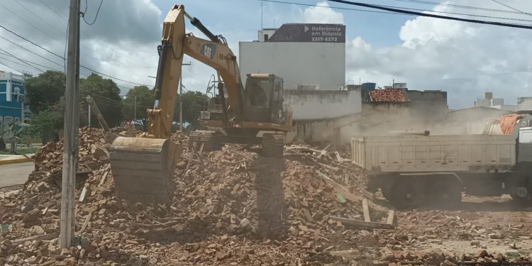 Imóvel demolido na Avenida Rio Branco estava na lista do MP para estudo de tombamento