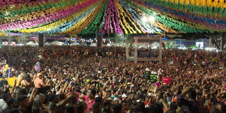 Primeira noite de shows do São João de Assú reúne 70 mil pessoas
