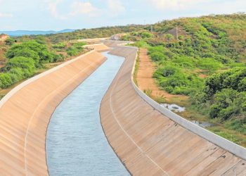 Ministro participa de detonação de rocha para continuidade das obras do Ramal do Apodi