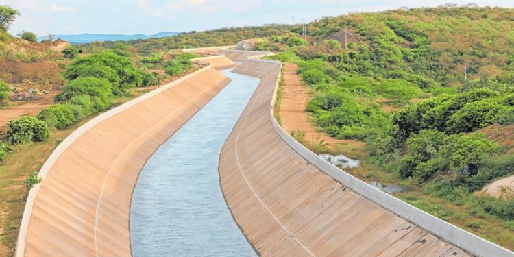 Ministro participa de detonação de rocha para continuidade das obras do Ramal do Apodi