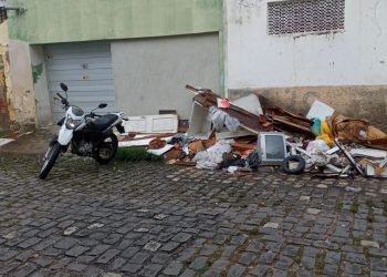 Lixo acumulado no “Beco das Frutas” preocupa comerciantes