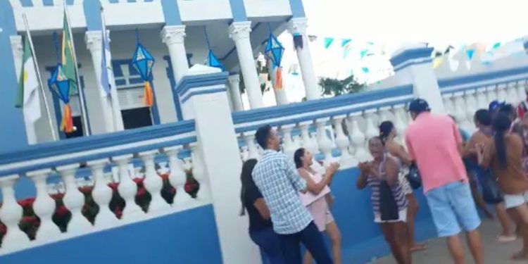 Vendedores ambulantes protestam em frente a prefeitura