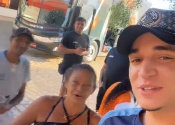 João Gomes vai às ruas e brinca com fãs em Assú e Mossoró