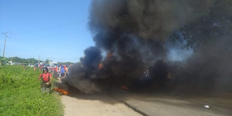 Moradores interditam RN 117 em protesto; via foi liberada após negociação com a PM