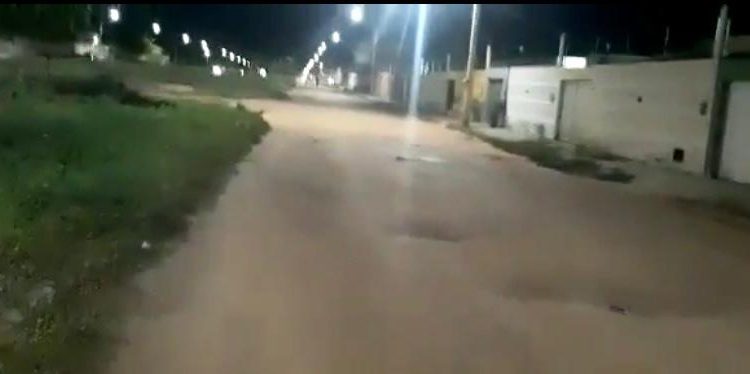 Moradores reclamam de buracos nas ruas do loteamento Alto das Brisas em Mossoró