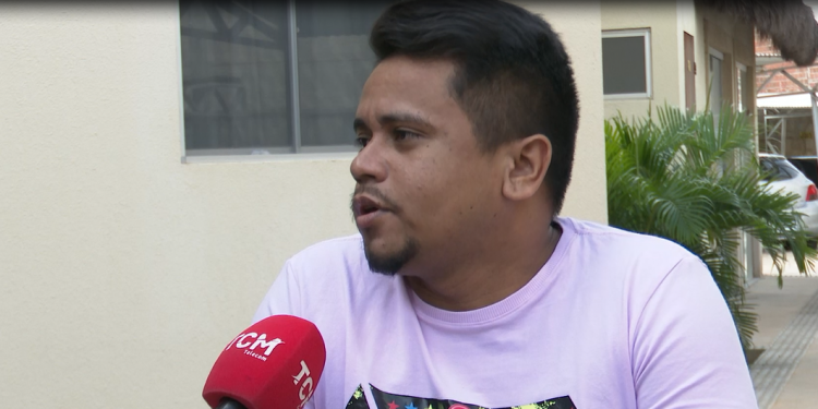 Emocionado pai de jovem vítima de injúria racial fala que só quer paz