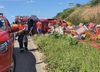 Acidente com carreta de sal interdita BR 405 em Mossoró